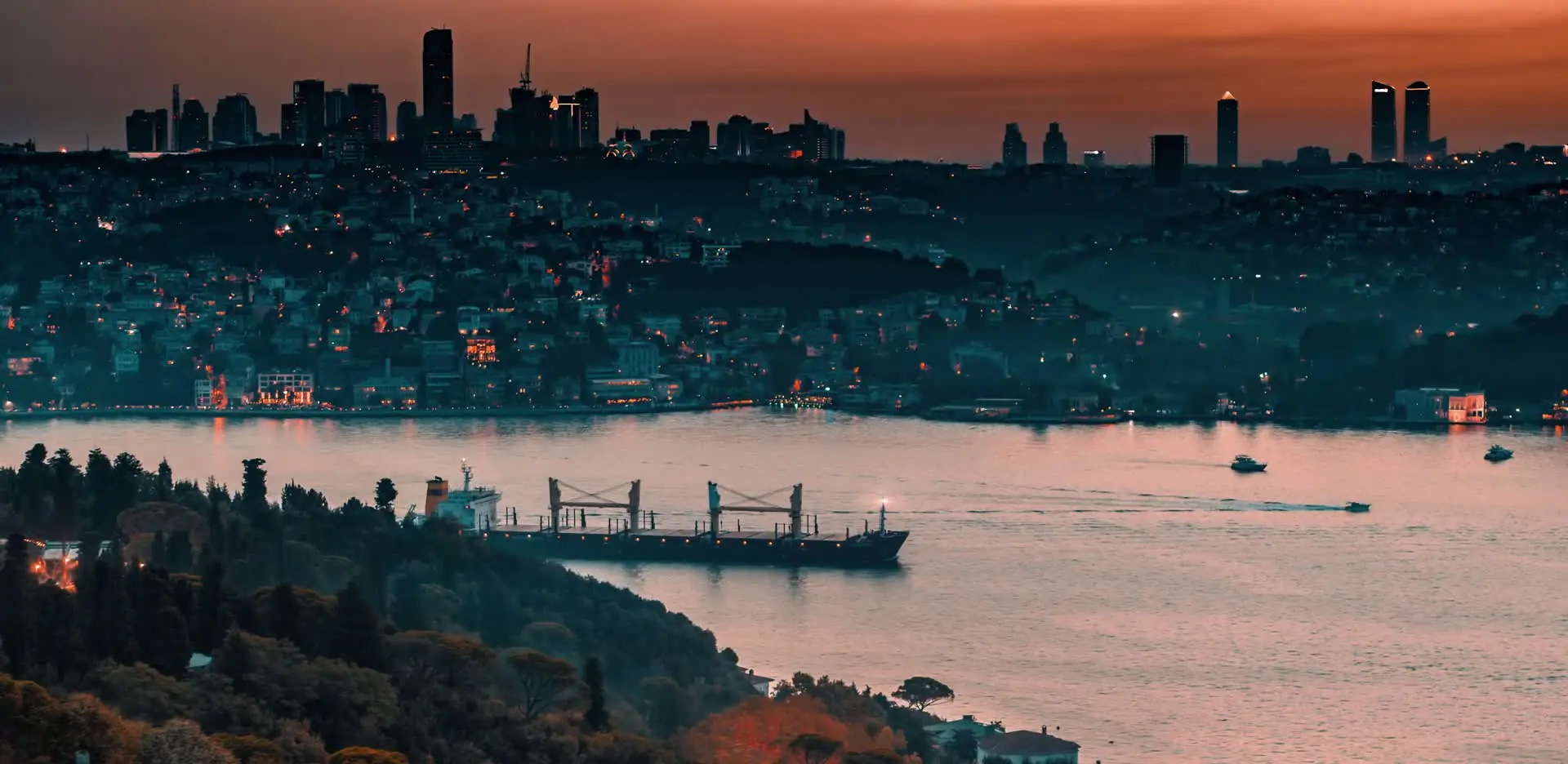 İstanbul, Boğaz ve tarihi yarımada; havadan akşam görünümü